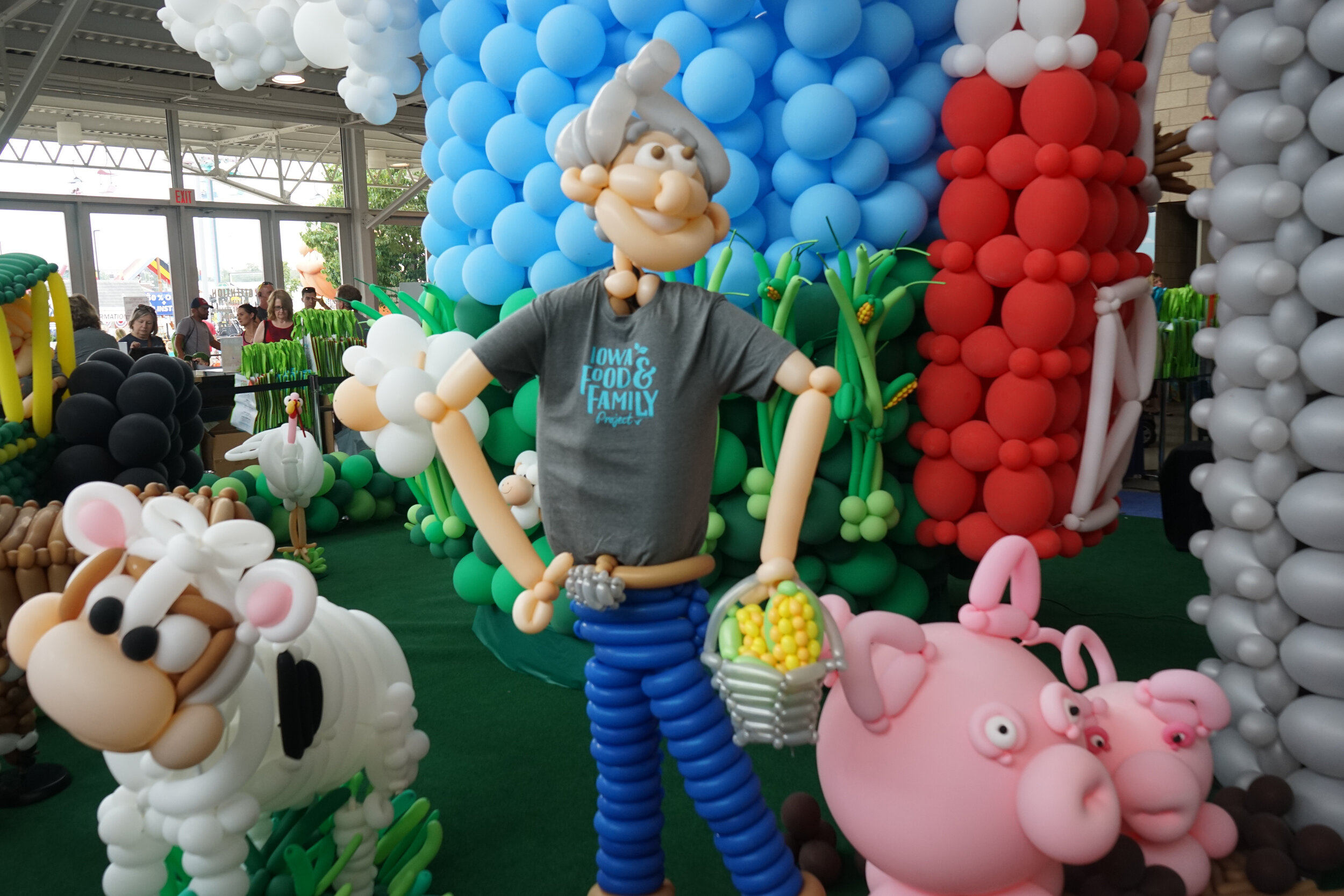 In 2017, the display showcased a farm scene sculpted from 23,749 balloons.