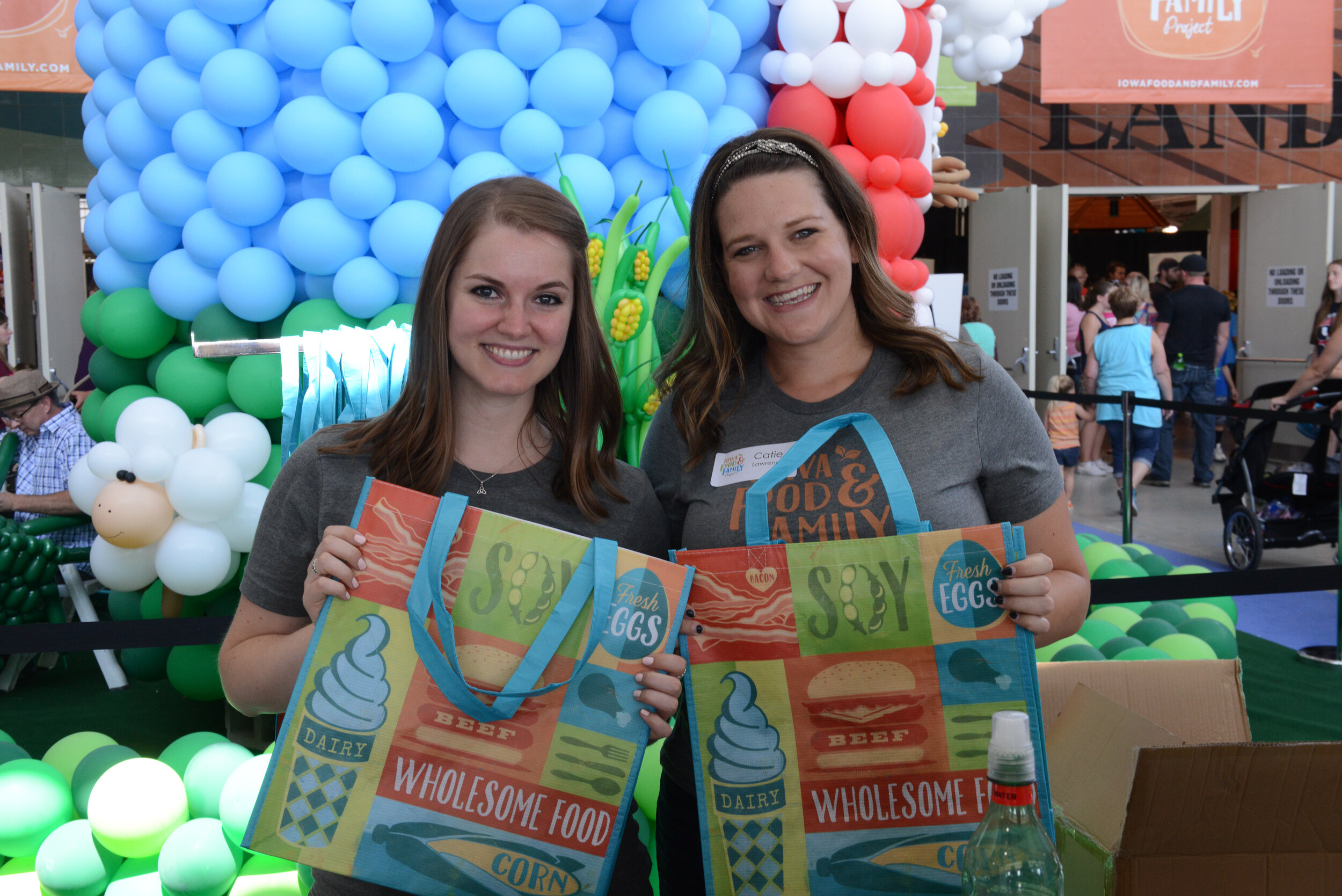 Volunteers handed out Iowa FFP tote bags during the 2017 fair.